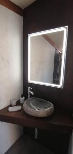 La GuanchaCasita colgada "Can Lia"的一间带水槽和镜子的浴室