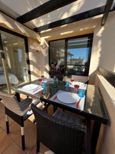 圣哈维耶尔Magnifique appartement dans Roda Golf (phase 4)的阳台上的餐桌上摆放着葡萄酒