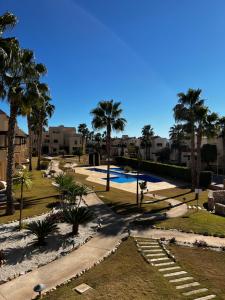圣哈维耶尔Magnifique appartement dans Roda Golf (phase 4)的一个带游泳池和棕榈树的度假村