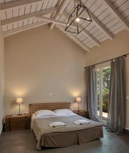马科普隆瓦拉巴乡间民宿的一间卧室设有一张大床和一个大窗户