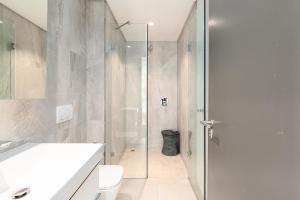 开普敦Always-Power Trendy De Waterkant Loft的带淋浴、卫生间和盥洗盆的浴室