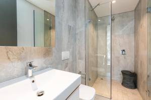开普敦Always-Power Trendy De Waterkant Loft的浴室配有白色水槽和淋浴。