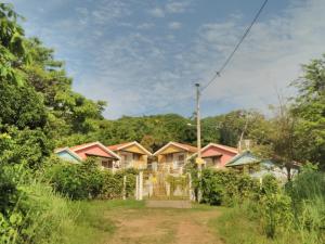 伊塔马拉卡Villa Manary的村里一排树木的房屋