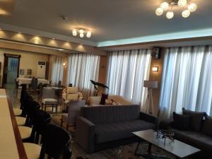 科斯镇玛丽酒店 的客厅配有沙发、椅子和桌子