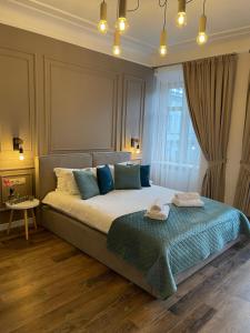 利沃夫Von Cruss apartments in Lviv的一间卧室配有一张大床和两条毛巾