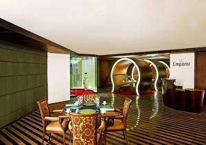 达曼德尔庭酒店的大堂设有桌椅和滑梯。