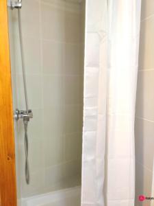 AuriolENTRE AIX ET MARSEILLE - Petite maison à Auriol的浴室内配有白色淋浴帘。