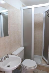 乌斯怀亚YAGHAN HOSTEL的浴室配有白色卫生间和盥洗盆。