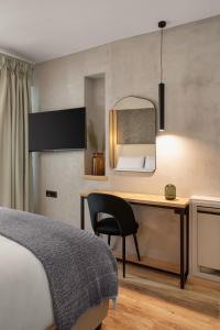 约阿尼纳Hypnos Cozy Living的一间卧室配有书桌、一张床和镜子