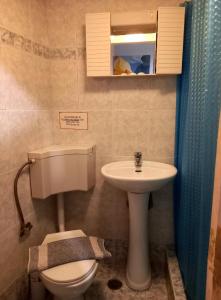 比雷埃夫斯科里达罗斯酒店的一间带卫生间和水槽的小浴室