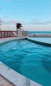 Apartamento 02 quartos completo, BEIRA-MAR com piscina内部或周边的泳池