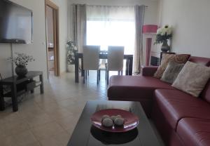 拉戈斯Casa Marques的客厅配有红色的沙发和桌子