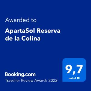 拉特瓦伊达ApartaSol Reserva de la Colina的蓝屏,文字被授予apratsocial Reserve de la colina