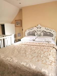 阿斯克Cecile's Cottage at Cefn Tilla Court, Usk的卧室配有带白色枕头的大床