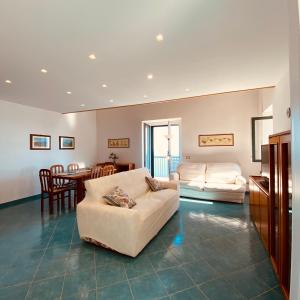 康加德马里尼Villa Sunrise. Pool and seaview in Amalfi Coast的客厅配有沙发和桌子