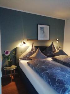 贝希特斯加登BergZeit Apartment的一间卧室配有一张带蓝色棉被的床