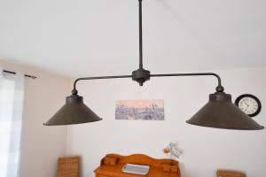 阿尔勒Felibrige - Clim - Cour的两个灯挂在墙上的房间
