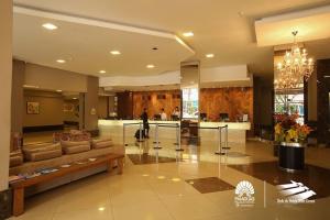 库亚巴派古兹帕拉斯酒店的带沙发和桌子的大客厅
