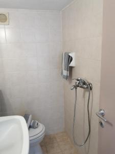 新马尔马拉斯Rania House的带淋浴、卫生间和盥洗盆的浴室
