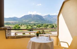 OlianaHotel Restaurant Cal Petit的一张桌子,从窗户可欣赏到山景