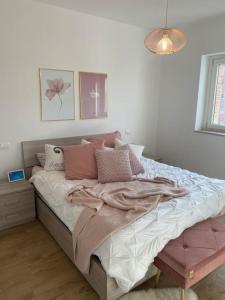圭多尼亚Casa Molly appartamento Guidonia Tivoli terme的一间卧室配有带粉红色枕头的床。