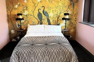 淡水Lovely independent 1-Bed Apartment in Freshwater的一间卧室配有一张鸟壁纸床