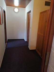 鲁哈科维斯斯特拉酒店的一间空房间,有门和走廊