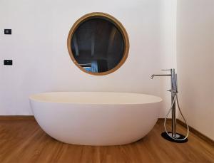 Villa dʼAllegnoAgriturismo Donec的浴室设有白色浴缸及镜子