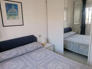 佩尼斯科拉Arcos LEK的一间卧室配有两张床和镜子