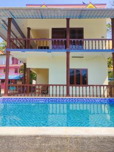 PūvārKayaloram Resort的别墅前设有游泳池