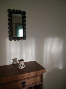 La ConsultaEco Cabaña Rural的木桌上方墙上的镜子