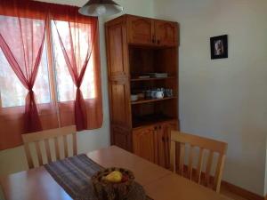 La ConsultaEco Cabaña Rural的厨房配有一张桌子,上面放着一碗水果