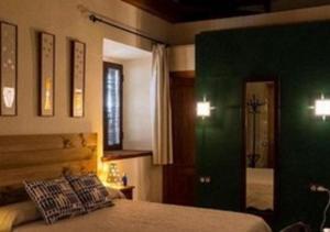 蒙托罗Molino La Nava的一间卧室设有一张床和绿色的墙壁