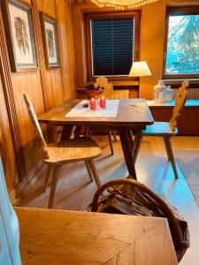 菲耶梅堡皮希勒公寓的一间带木桌和椅子的用餐室