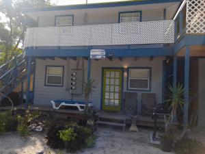 爱丽丝镇Smalls Cozy Rest with dock的蓝色的房子,设有绿门和门廊
