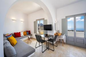 皮尔戈斯Astivi Santorini Apartments的客厅配有沙发和桌子