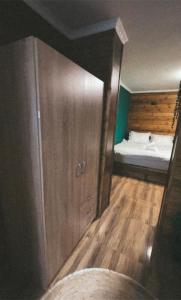 迈季代勒舍姆斯Cozy的小房间设有床和镜子