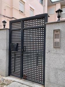 阿维拉VuT Las Almenas的大楼上带白色波卡点的黑色门