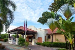 珍南海滩兰卡威卡萨德尔玛尔度假酒店的一座带凉亭和棕榈树的建筑
