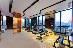 广州金沙洲希尔顿欢朋酒店的健身中心和/或健身设施