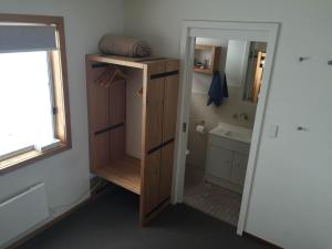 福尔斯克里克里普罗山林小屋的一间带水槽、卫生间和镜子的浴室