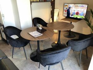 小樽Cool-inn Otaru的餐厅设有2张桌子和椅子以及电视