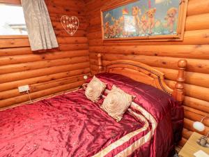 莫珀斯Farnes的小木屋内一间卧室,配有一张床
