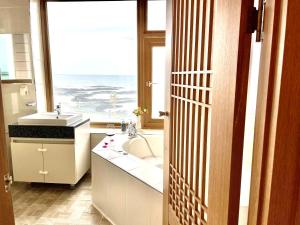 济州市O2Heal resort的一间带水槽和大窗户的浴室