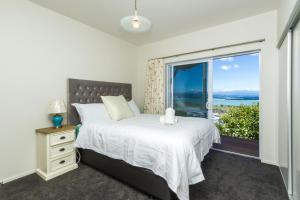 Tasman Bay Villa客房内的一张或多张床位