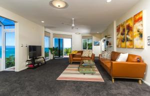 纳尔逊Tasman Bay Villa的客厅配有两张沙发和一台电视