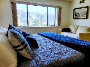 克恩维尔Kern River Retreat - Walk to River & Downtown! retreat的一间卧室配有一张带蓝色毯子的床