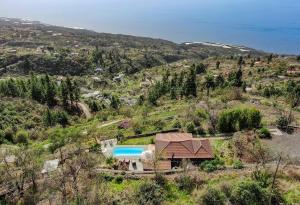 El PinilloVilla El Topo by Rural La Palma的享有带游泳池的房屋的空中景致