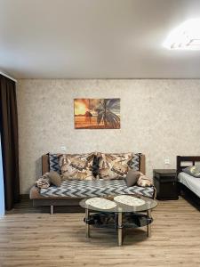 扎波罗热Apartment - Sobornyi Prospekt 97的客厅配有沙发和2张桌子