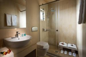 圣加利尼Astoria Hotel的带淋浴、盥洗盆和卫生间的浴室